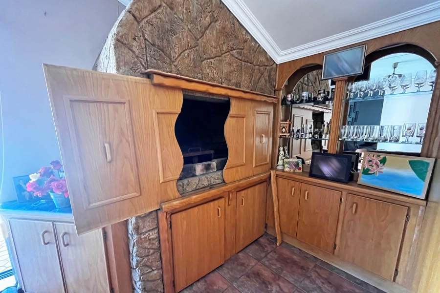 6 Bedroom Property for Sale in Hartenbos Central Western Cape